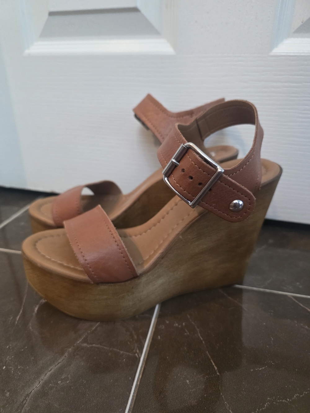 Steve Madden Belma tan wedge sandals in excellent pre-owned condition 🤎